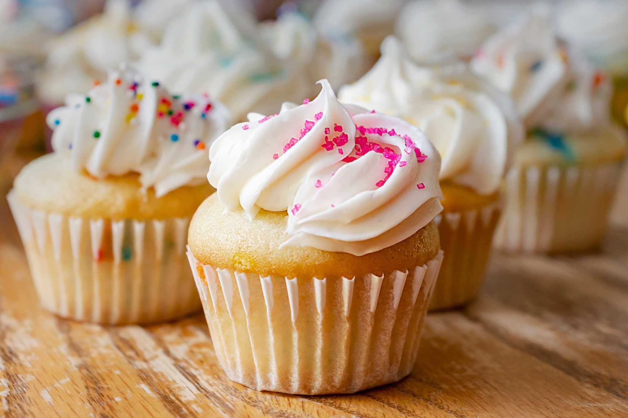 Fresh made cupcakes with vanilla frosting at The Real Food Academy Miami.